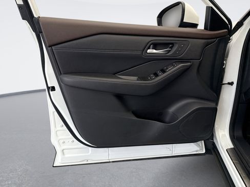 Used 2023 Nissan Rogue SL w/ SL Premium Package image 9