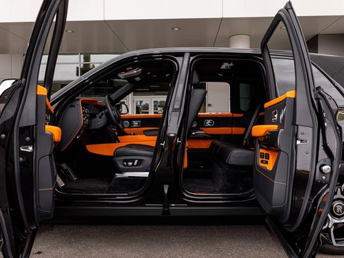 Used 2022 Rolls-Royce Cullinan Black Badge w/ Dark Exterior Package image 47