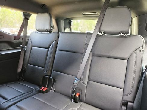 Used 2025 Chevrolet Suburban Z71 image 28