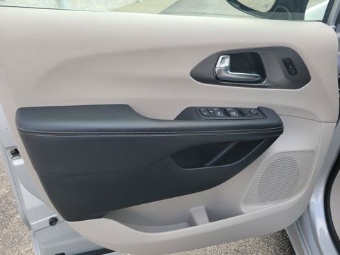 Used 2024 Chrysler Pacifica Touring-L FWD image 18