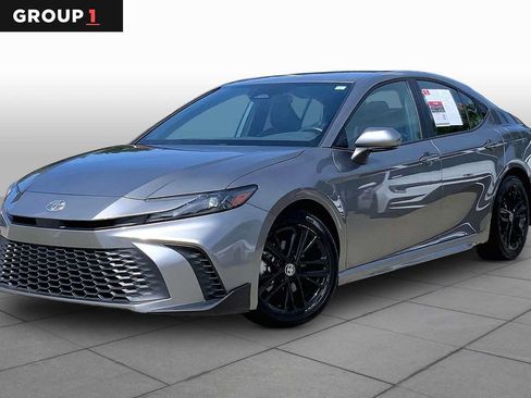 Used 2025 Toyota Camry SE FWD image 1