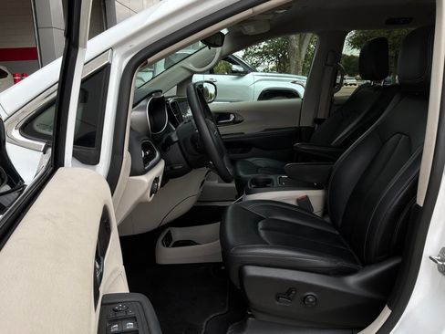 Used 2024 Chrysler Pacifica Touring-L FWD image 10