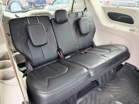 Used 2019 Chrysler Pacifica Touring-L image 13