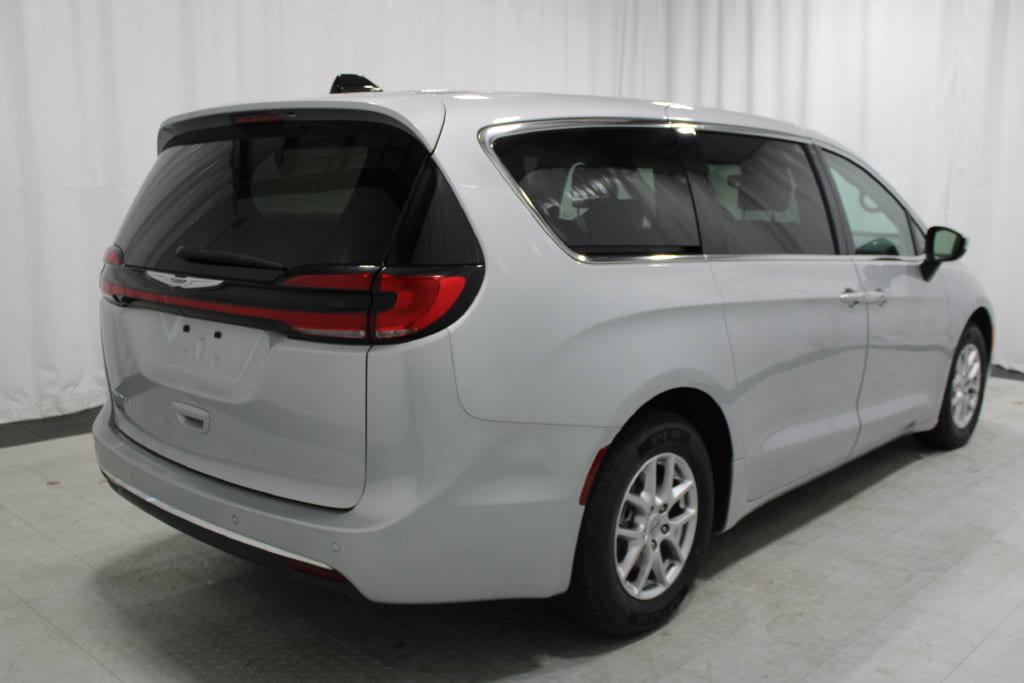 Used 2023 Chrysler Pacifica Touring-L FWD image 6