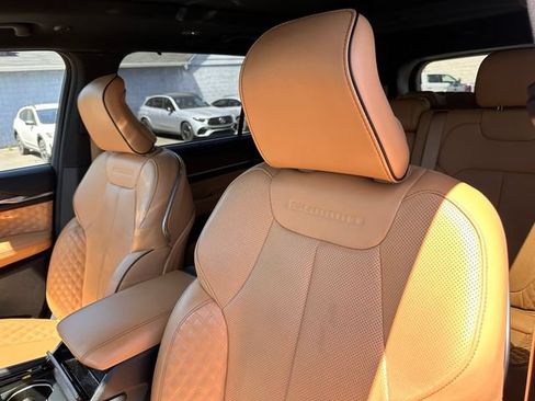 Used 2024 Jeep Grand Cherokee L Summit w/ Luxury Tech Group V AWD/4WD image 16