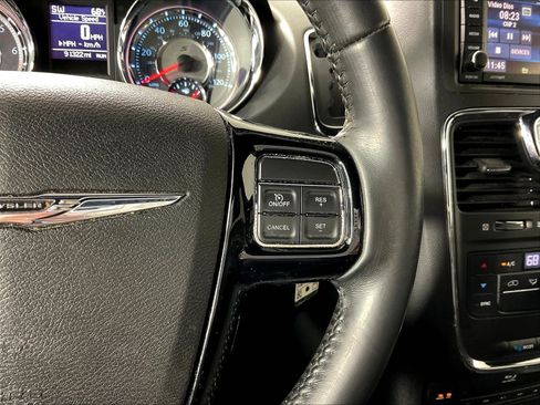 Used 2014 Chrysler Town & Country S FWD image 13