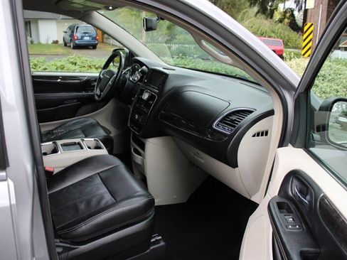 Used 2014 Chrysler Town & Country Touring image 15