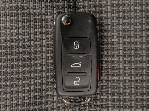 Used 2019 Volkswagen Beetle 2.0T S FWD image 32