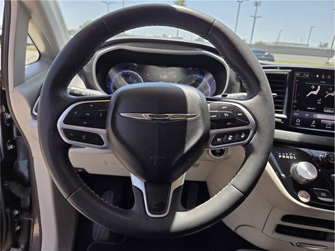 Used 2022 Chrysler Pacifica Touring-L FWD image 17