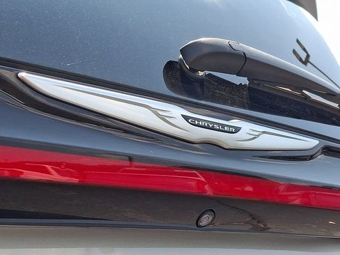 Used 2024 Chrysler Pacifica Touring-L FWD image 30