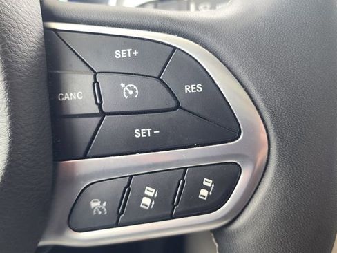Used 2023 Chrysler Pacifica Limited FWD image 35