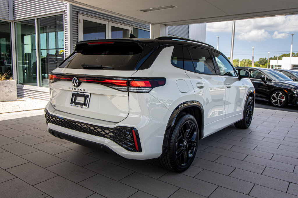 New 2026 Volkswagen Tiguan SE R-Line FWD image 2