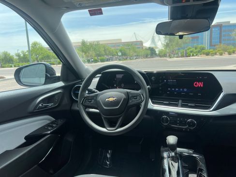 Used 2025 Chevrolet Trax LT FWD image 34