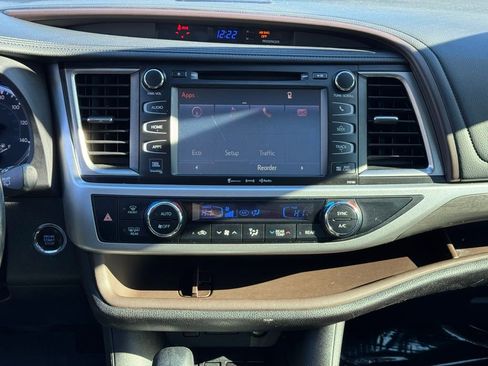 Used 2017 Toyota Highlander Limited image 19