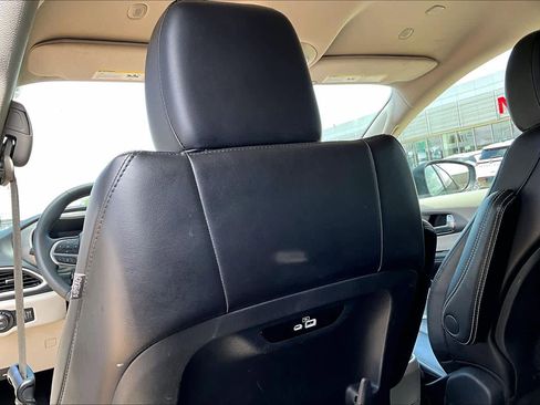 Used 2023 Chrysler Pacifica Touring-L FWD image 31