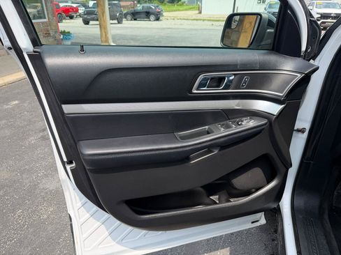 Used 2017 Ford Explorer XLT w/ Equipment Group 201A AWD/4WD image 13