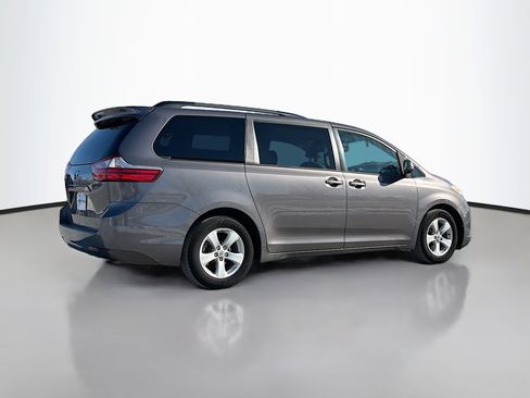 Used 2015 Toyota Sienna LE image 2