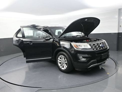Used 2017 Ford Explorer XLT w/ Equipment Group 201A FWD image 30