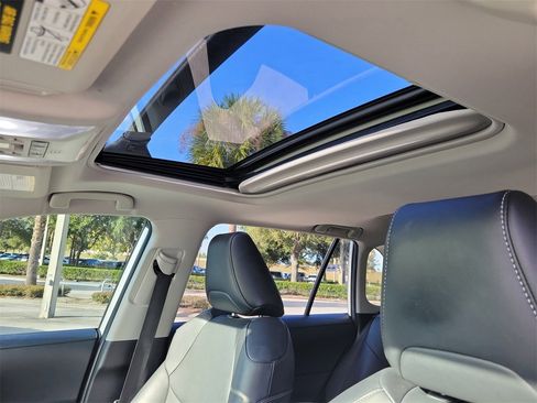 Used 2021 Toyota RAV4 XLE Premium image 19