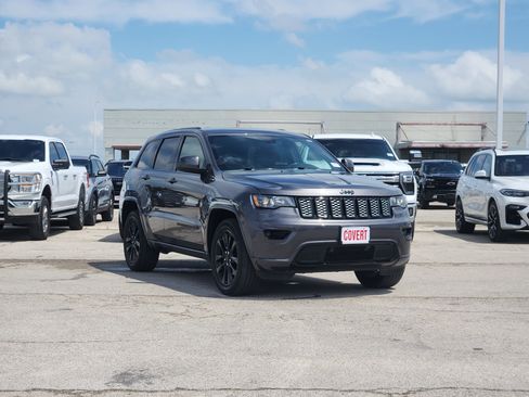Used 2018 Jeep Grand Cherokee Altitude RWD image 3