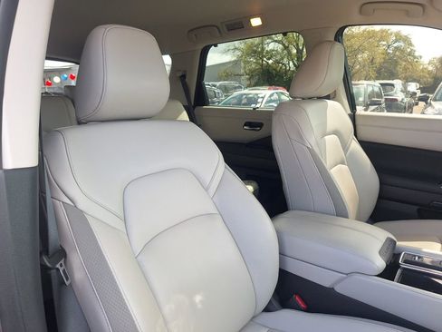 Used 2025 Nissan Pathfinder SL FWD image 31