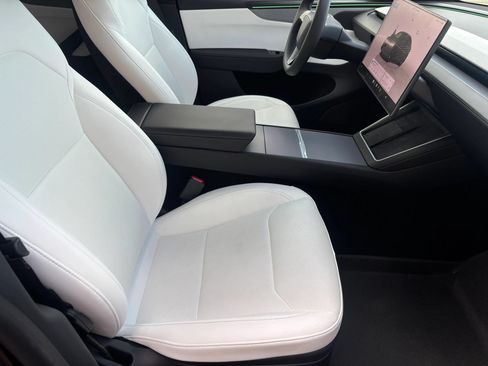Used 2026 Tesla Model Y 2WD image 11
