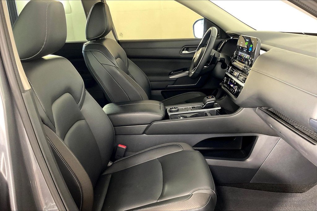 Used 2025 Nissan Pathfinder SL AWD/4WD image 9