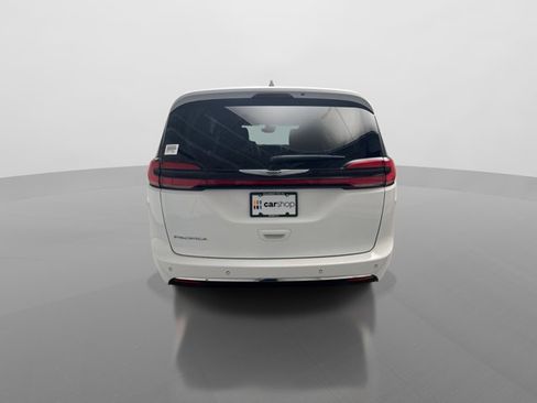 Used 2023 Chrysler Pacifica Touring-L FWD image 4