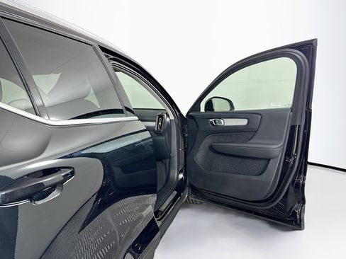 Used 2025 Volvo XC40 B5 Core image 33