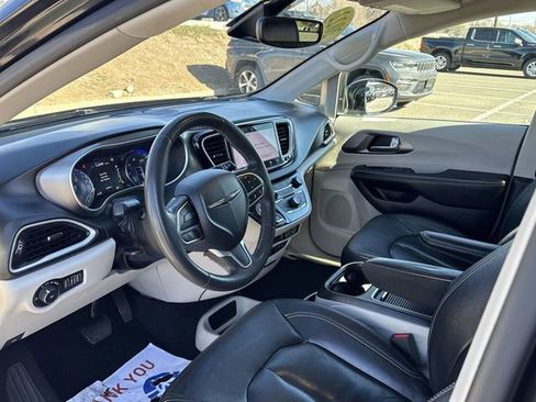 Used 2022 Chrysler Pacifica Touring-L image 10