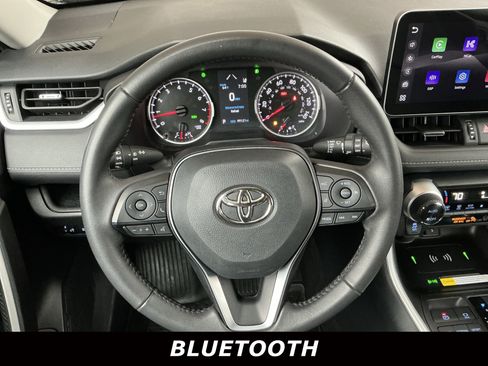 Used 2022 Toyota RAV4 XLE Premium image 5