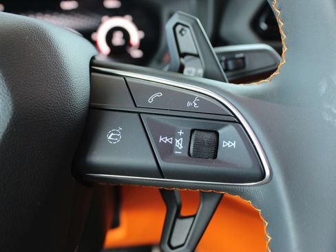 Used 2025 Lamborghini Urus SE AWD/4WD image 26
