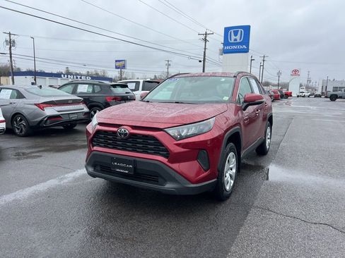 Used 2021 Toyota RAV4 LE image 1