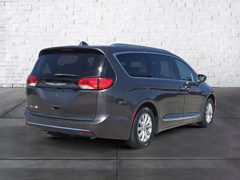 Used 2019 Chrysler Pacifica Touring-L image 3