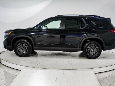 Used 2025 Honda Pilot TrailSport image 5
