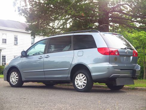 Used 2010 Toyota Sienna LE FWD image 2