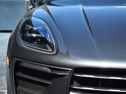 Certified 2025 Porsche Macan image 15