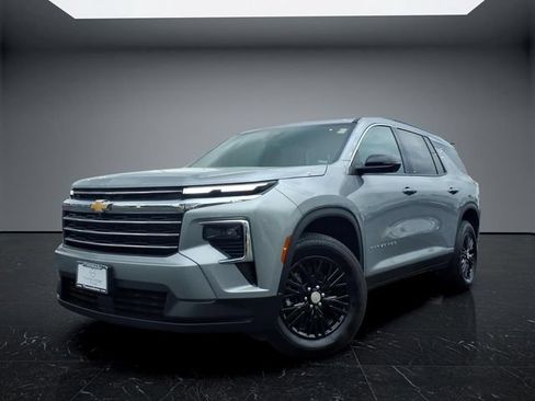 Used 2026 Chevrolet Traverse LT w/ Driver Confidence Package FWD image 3