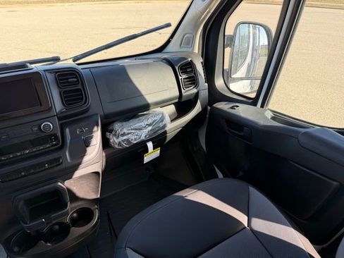 Used 2025 RAM ProMaster 2500 w/ Convenience Group image 14