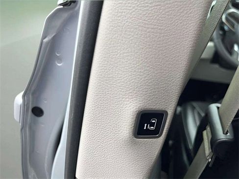 Used 2024 Chrysler Pacifica Touring-L image 16