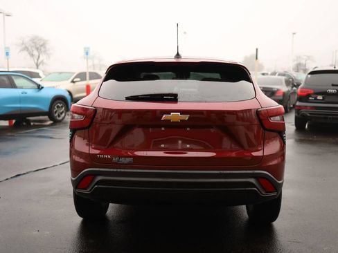 Used 2024 Chevrolet Trax LS w/ LS Convenience Package FWD image 6