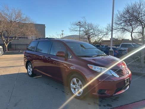 Used 2017 Toyota Sienna LE image 3