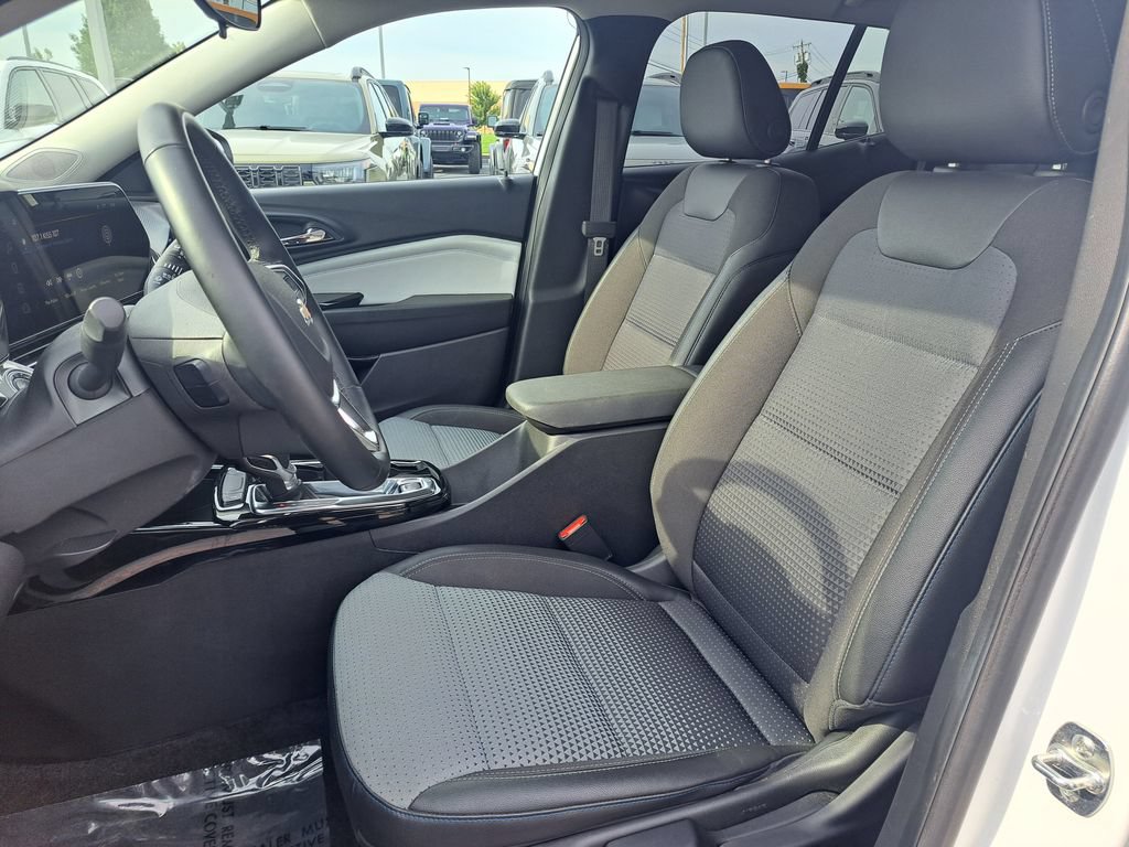 Used 2025 Chevrolet Trax LT w/ LT Convenience Package FWD image 23