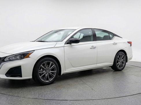 Used 2025 Nissan Altima 2.5 SV FWD image 3