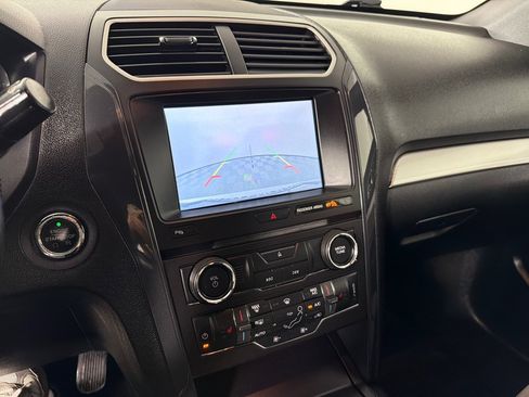 Used 2017 Ford Explorer XLT w/ Equipment Group 202A AWD/4WD image 14