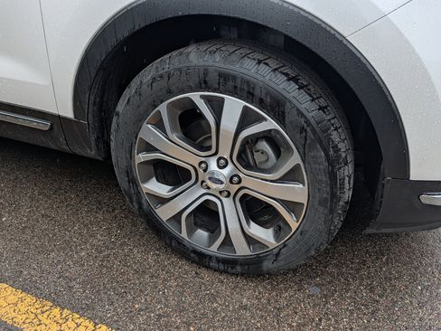 Used 2019 Ford Explorer Limited w/ Limited Luxury Package AWD/4WD image 3