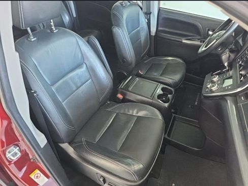 Used 2019 Toyota Sienna SE w/ SE Preferred Package image 11