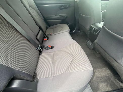 Used 2025 Toyota Highlander LE image 31