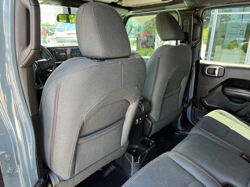 Used 2025 Jeep Gladiator Mojave AWD/4WD image 14