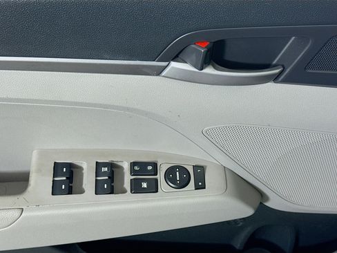 Used 2018 Hyundai Elantra SE image 22